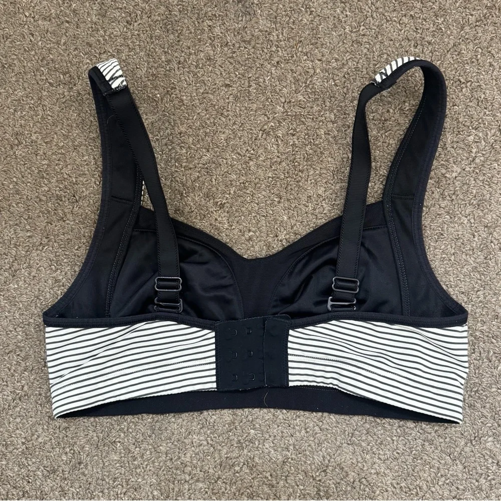 🎉3 for $50 🎉Lululemon Athletica Black and White Striped Sports Bra